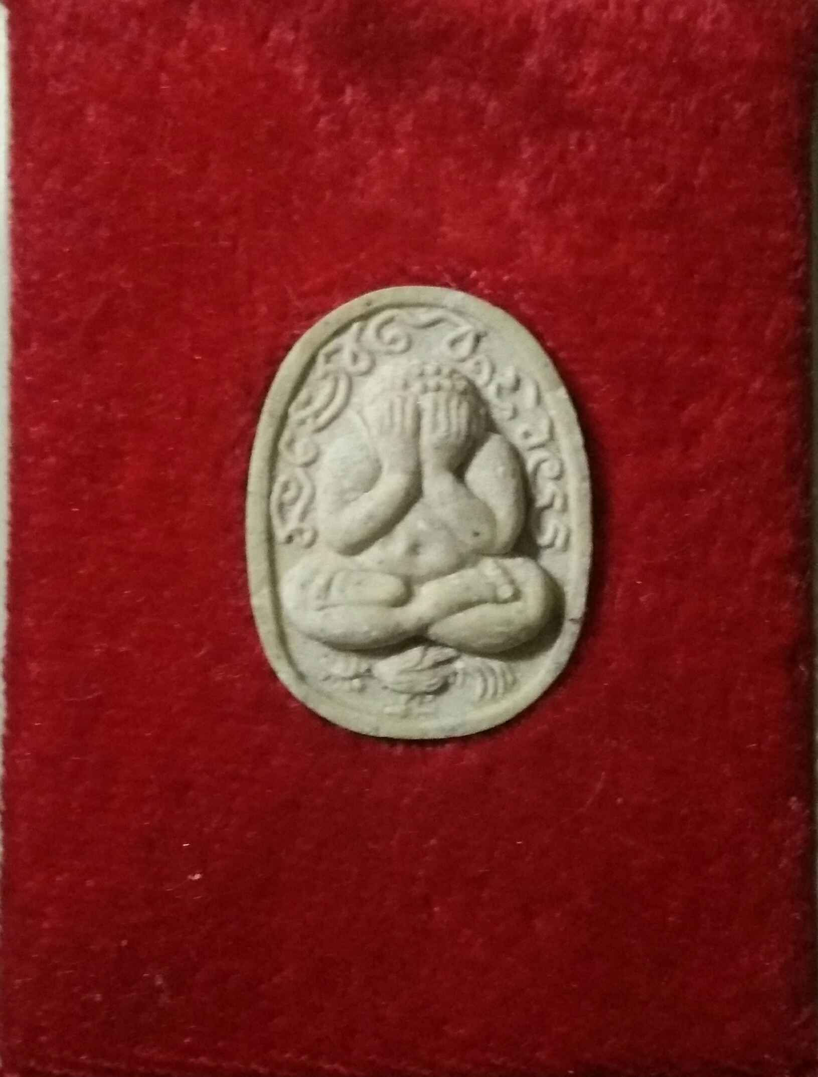 พระปิดตาทรงไก่ (สีขาว)รุ่น 2 หลวงปู่วิเวียร วัดดวงแข ปี 36