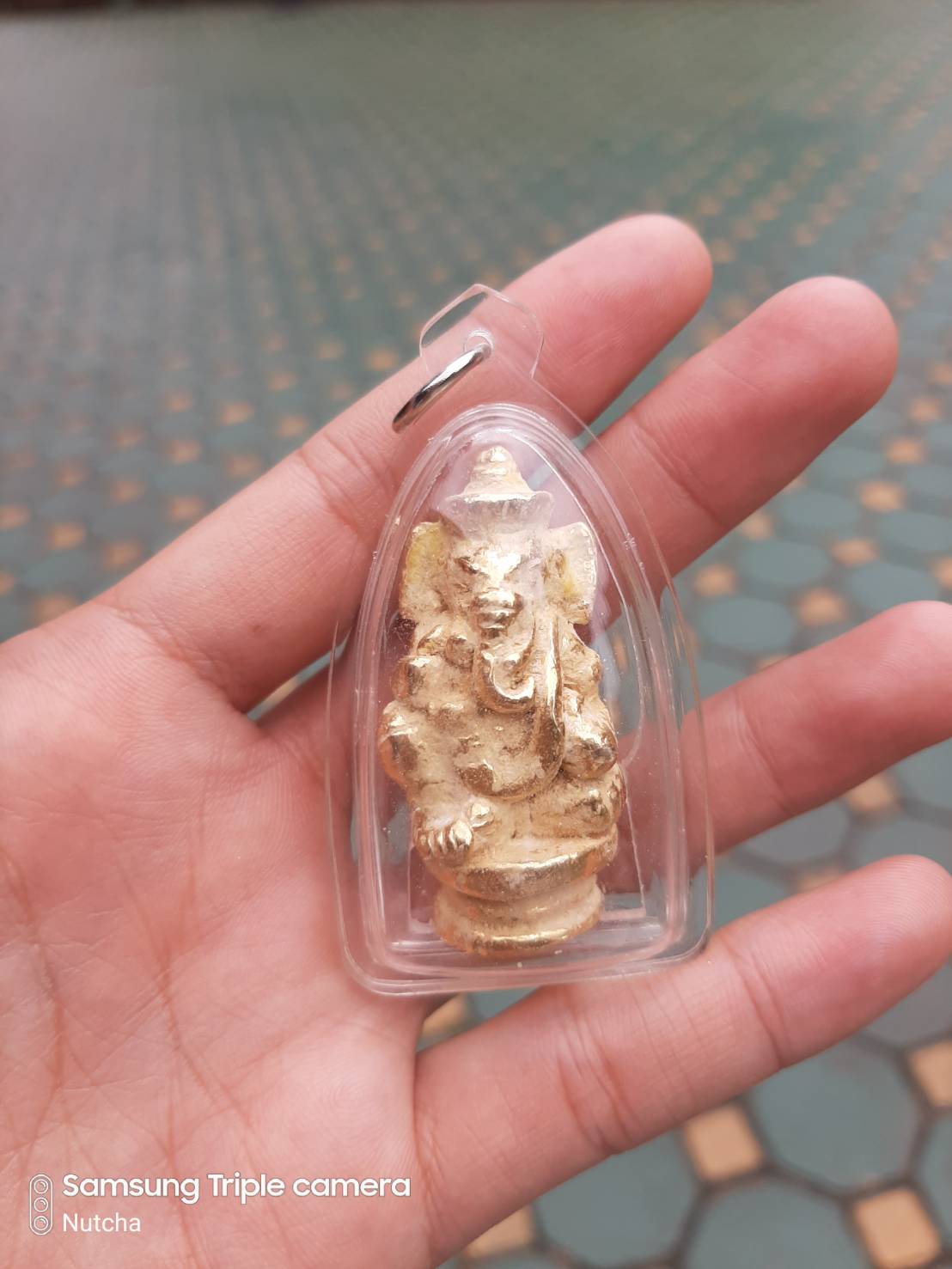 พระพิฆเนศเนื้อโลหะสีทองดอกบวบ วัดเจ็ดลิน พิธีเสกภายในอุโบสถวัดงานสำคัญ