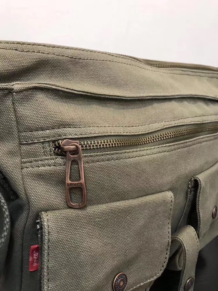 กระเป๋าสะพายข้าง Levi's Messenger Bag ของใหม่ ของแท้ พร้อมส่งจากไทย กระเป๋าลีวายส์ กระเป๋าสะพายลีวายส์ กระเป๋าสะพายผู้ชาย