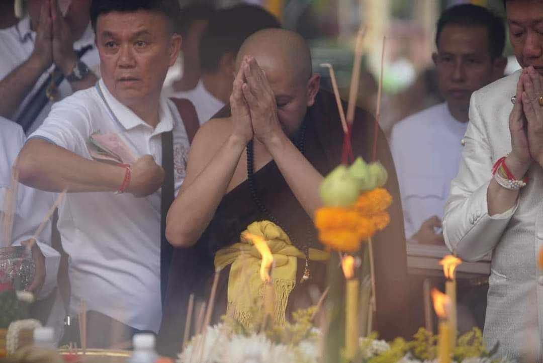 พระปิดตาเจ้าสัวมหาเศรษฐีนกยูงทอง (พิเศษในชุดลังนำฤกษ์ เนื้อมหายันต์นะวนเวียน) ครูบาอริยชาติ วัดแสงแก้วโพธิญาณ