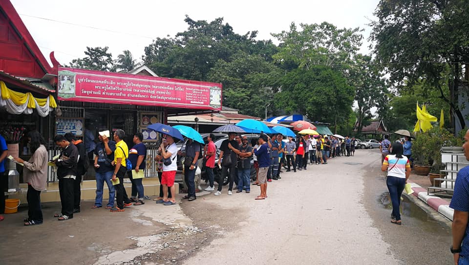 เปิดจองเหรียญท้าวเวสสุวรรณ เนื้องเงินลงยาแดงหน้ากากทองดำ (พิมพ์เล็ก) ทรงจำปี รุ่น รับขวัญศิษย์ ปี 62