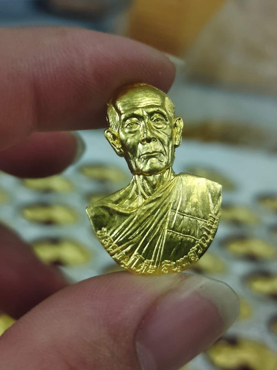 เหรียญหลวงปู่โต๊ะเนื้อเงินลงยาแดงหน้ากากทองคำ no.๒๖ (1 ใน 136 องค์) รุ่น ซื้อที่ดิน (ลป.โต๊ะสงเคราะห์ในพิธี) หลวงพ่อเล็กพุทธาภิเษก