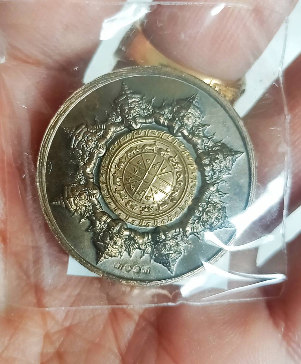 เหรียญพังพะกาฬเนื้อสัตตะโลหะหลังยันต์ชนวน รุ่น เจ้าสัวพันล้าน โดย บอย ท่าพระจันทร์ มวลสารพิธีดี