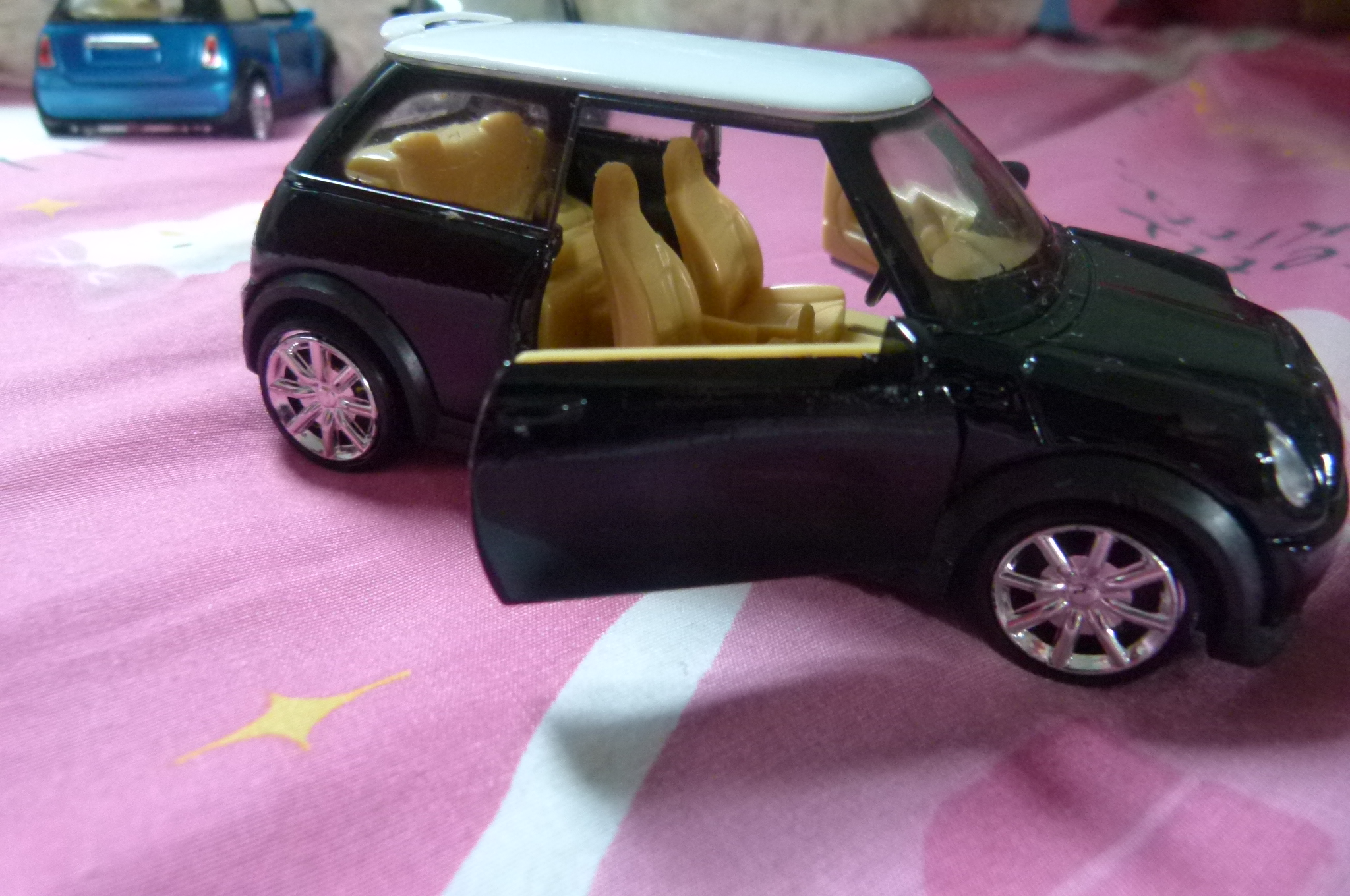 รถเหล็ก ตั่งโชว์ เปิดประตู ซ้าย และ ขวา ได้ ครับๆ 450.- ส่งฟรี EMS