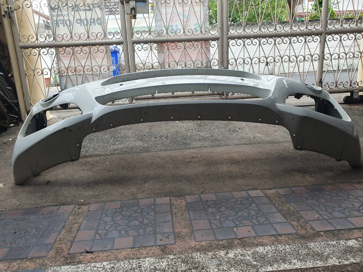 กันชนหน้า มือสอง BMW F25 สีขาว หูครบ ไม่ฉีกขาด ขายตามสภาพ