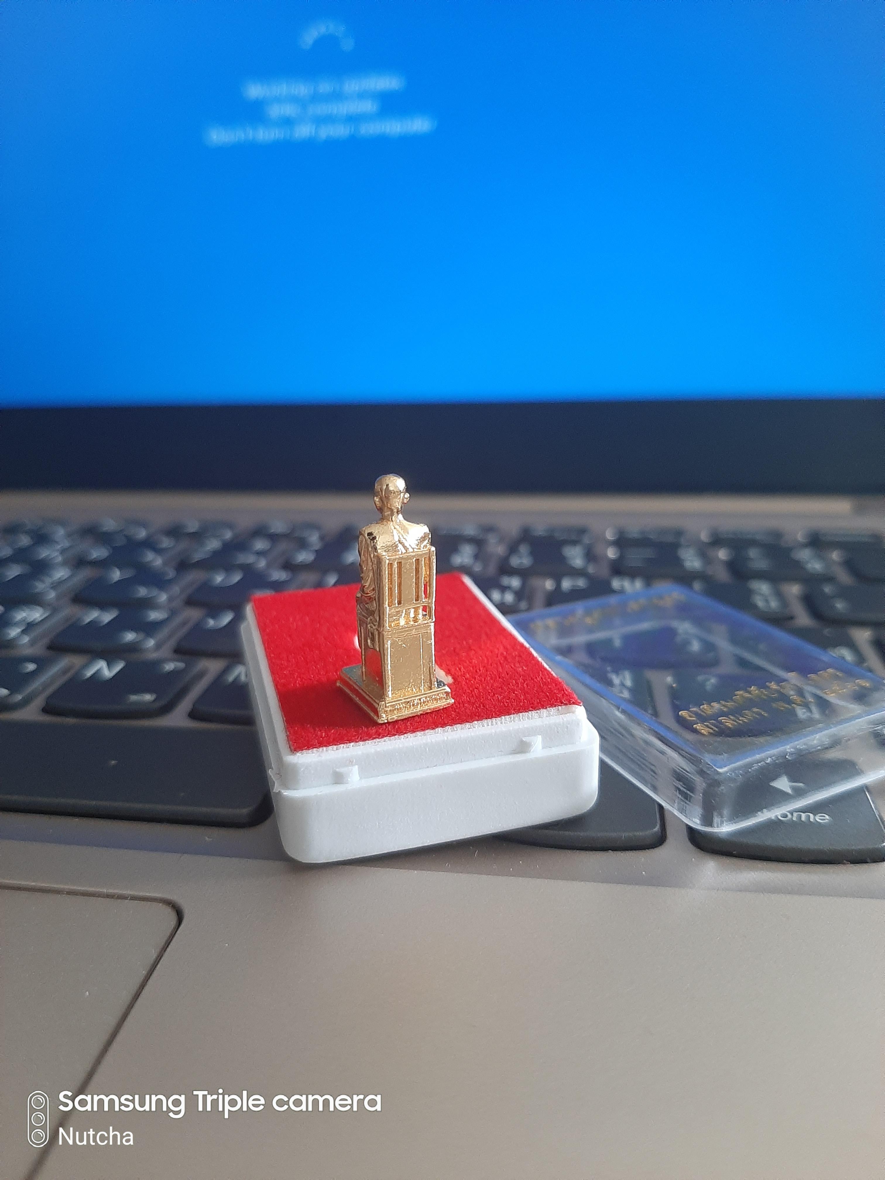 หลวงปู่เทพโลกอุดร อาศรมศรีชัยรัตนโคตร ฐาน 1 ซ.ม. ชุบทอง