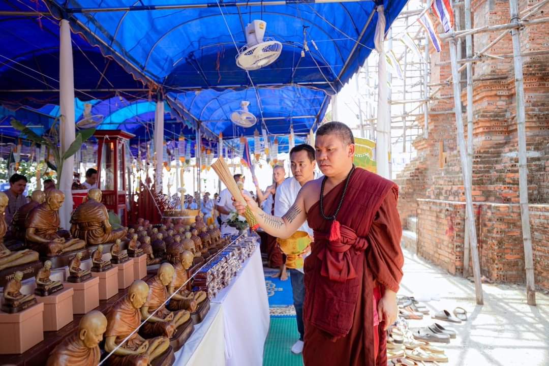 รูปเหมือนหลวงปู่ดู่ พรหมปัญโญ no.223 หน้าตัก 3 นิ้ว อิริยาบถเจริญพระกรรมฐาน