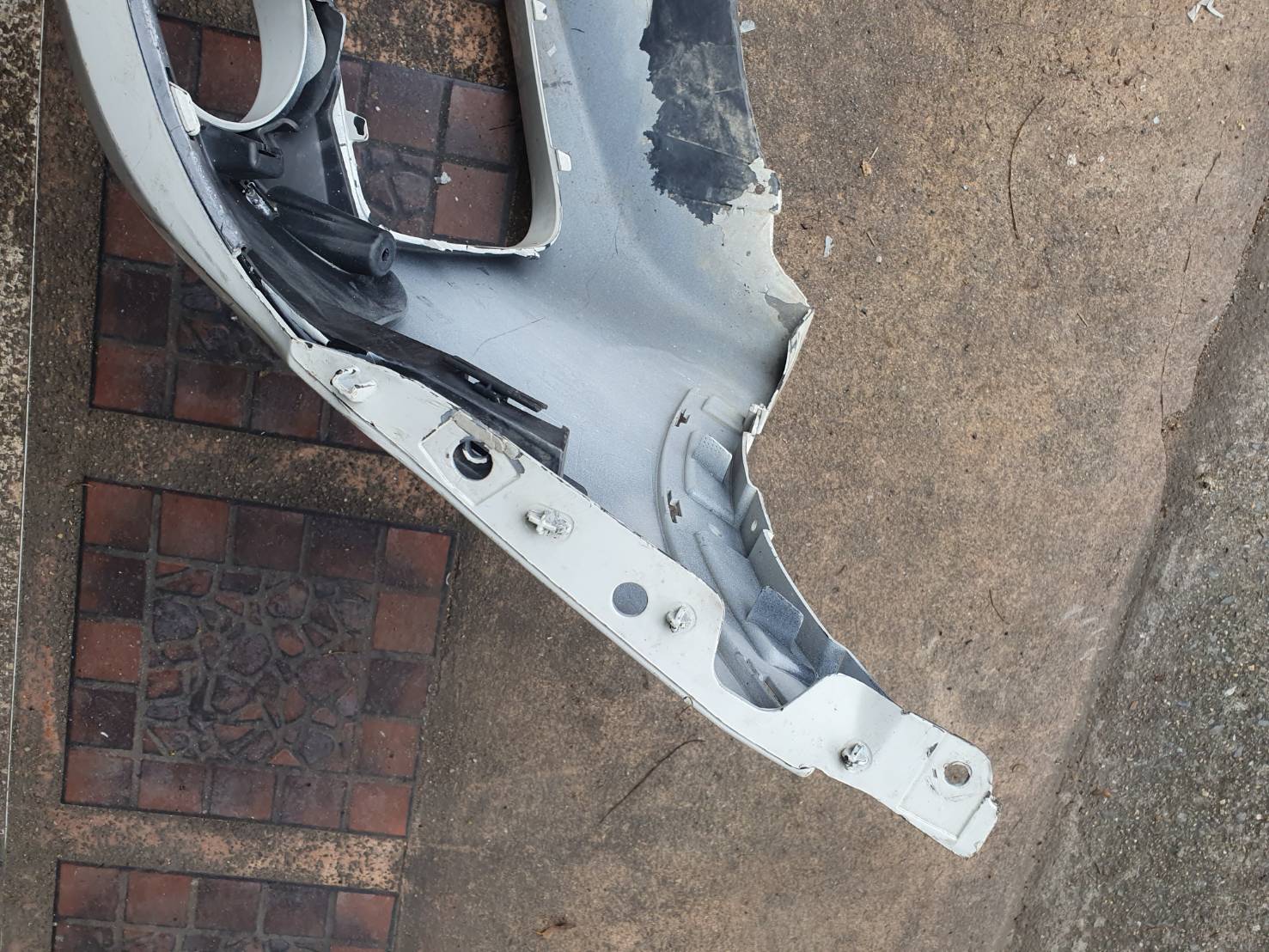 กันชนหน้า มือสอง BMW F25 สีขาว หูครบ ไม่ฉีกขาด ขายตามสภาพ