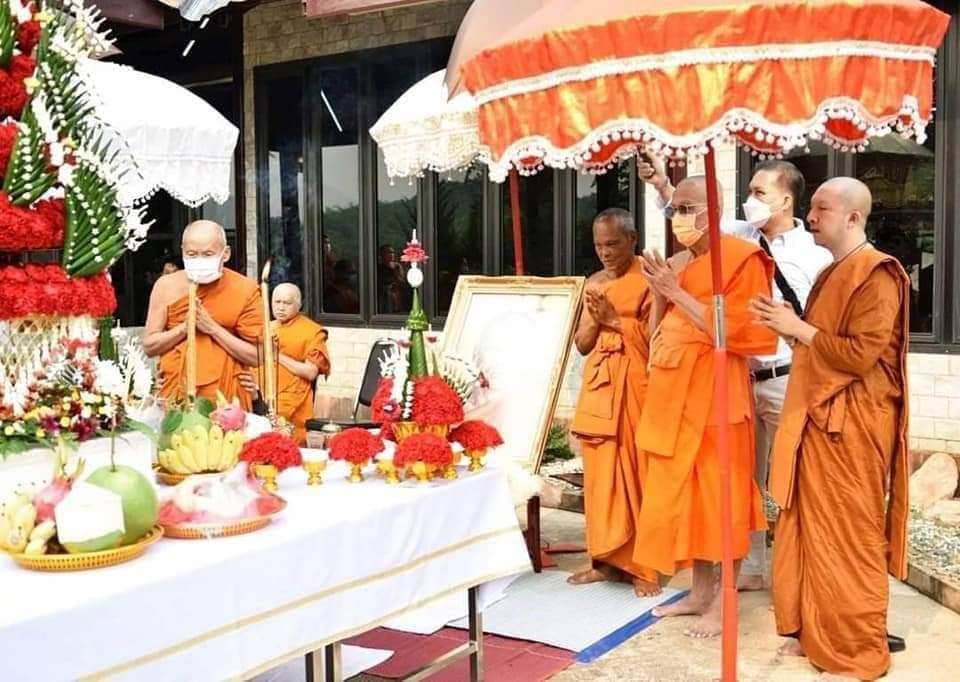 จี้มังกรหยกขาว หลวงพ่อเอก เขาธัมมสรณ์ (อำนาจ วาสนา ราศี โชคลาภ)