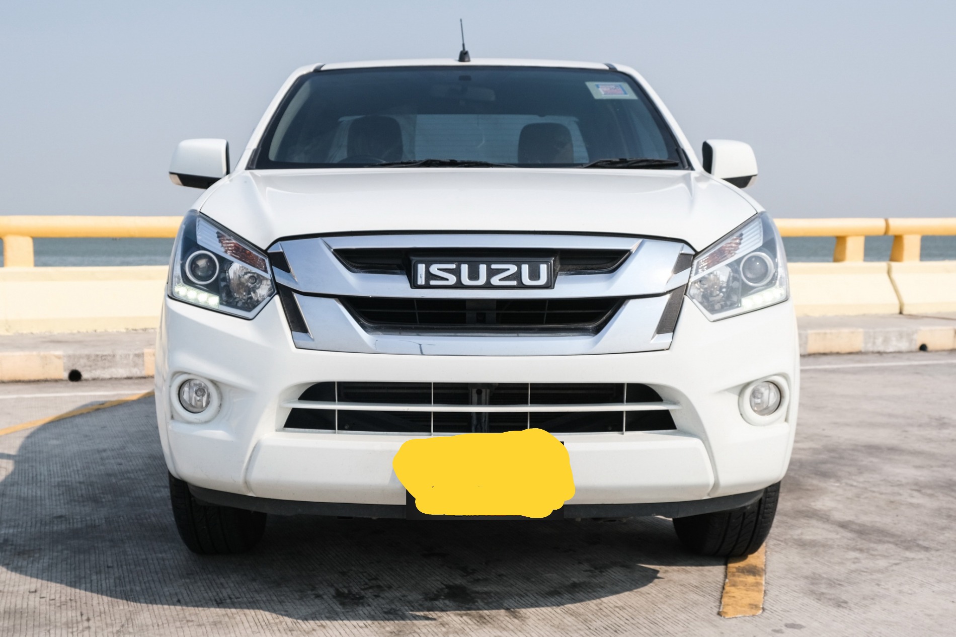 กระจังหน้า โครเมียม ISUZU DMAX ปี 2017(มือสอง) 1000 บาท และ โลโก้ ISUZU สีแดงพื้นดำ(ของใหม่)500 บาท