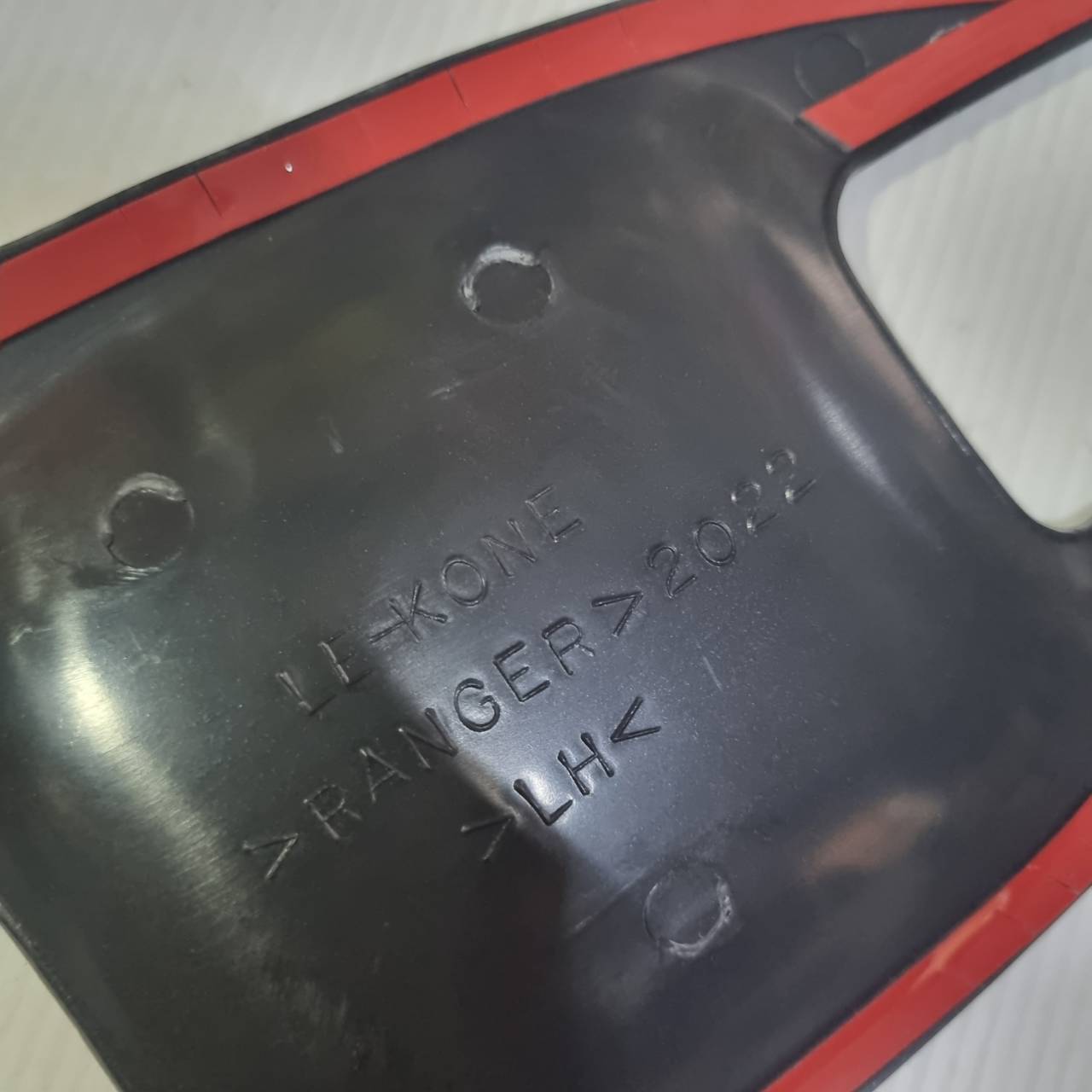 เบ้าประตู Ford Ranger Next Gen ฟอร์ด เรนเจอร์ ปี 2022-ปัจจุบัน รุ่น 4 ประตู (สีดำเงา โลโก้สีแดง)