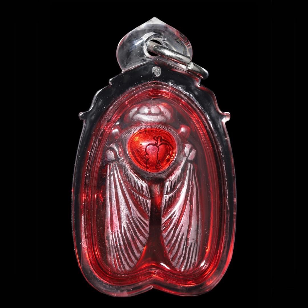 แมลงภู่คำ เลี่ยมน้ำมันว่านมหาเสน่ห์พญาไก่แดงของครูบาออ