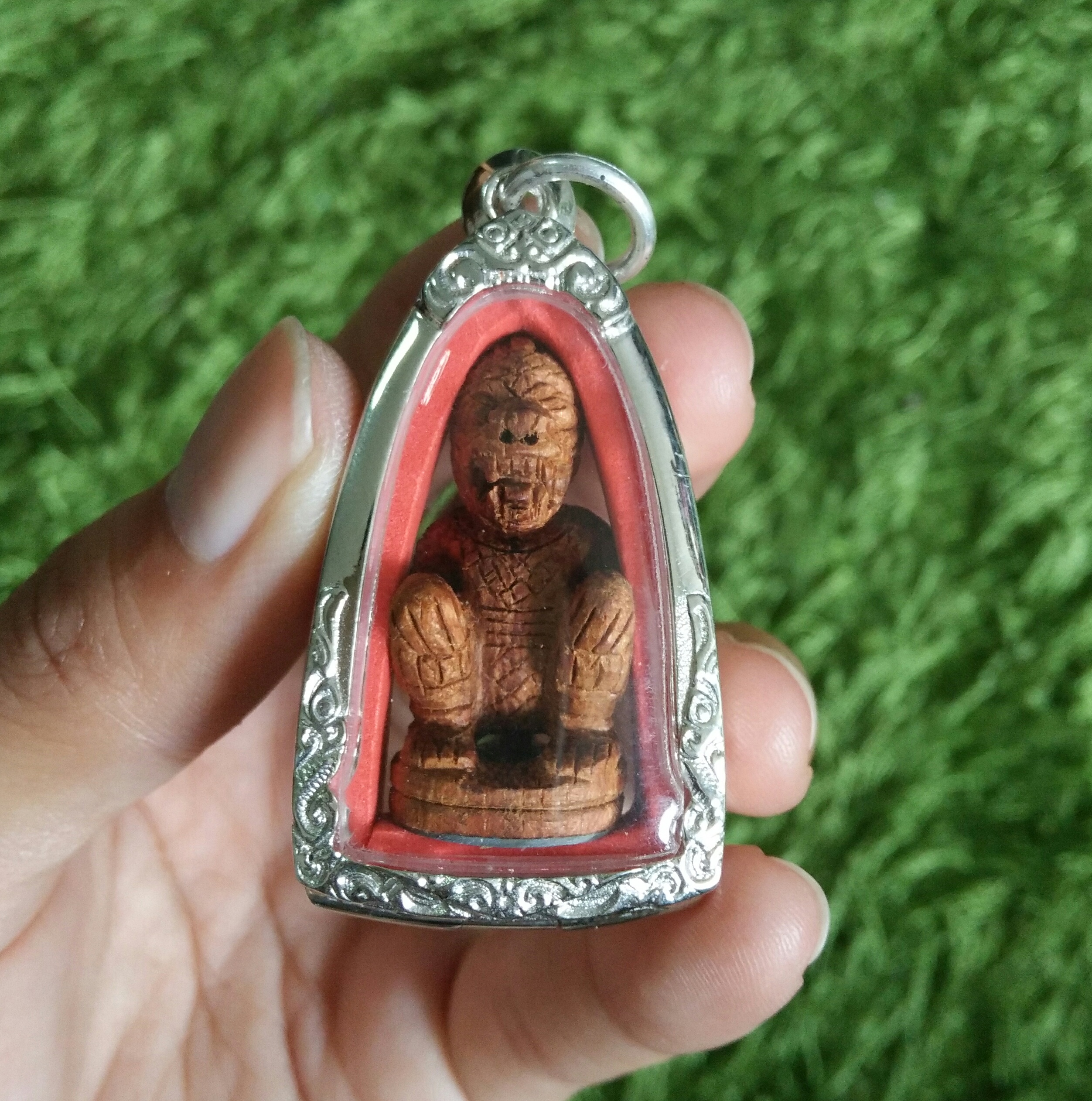 หนุมานไม้ขนุนแกะ No.375 หลวงปู่วาส วัดสะพานสูง (เลี่ยมพลาสติก) เลี่ยมตลับเงิน ไม่มีซองเดิม