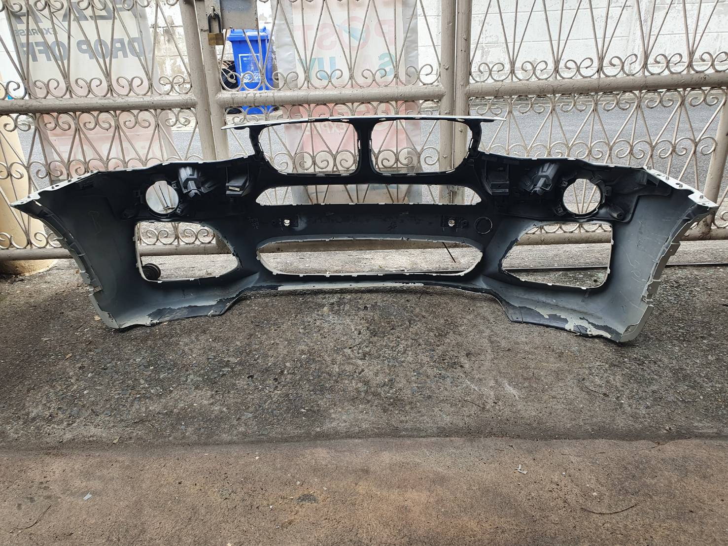 กันชนหน้า มือสอง BMW F25 สีขาว หูครบ ไม่ฉีกขาด ขายตามสภาพ