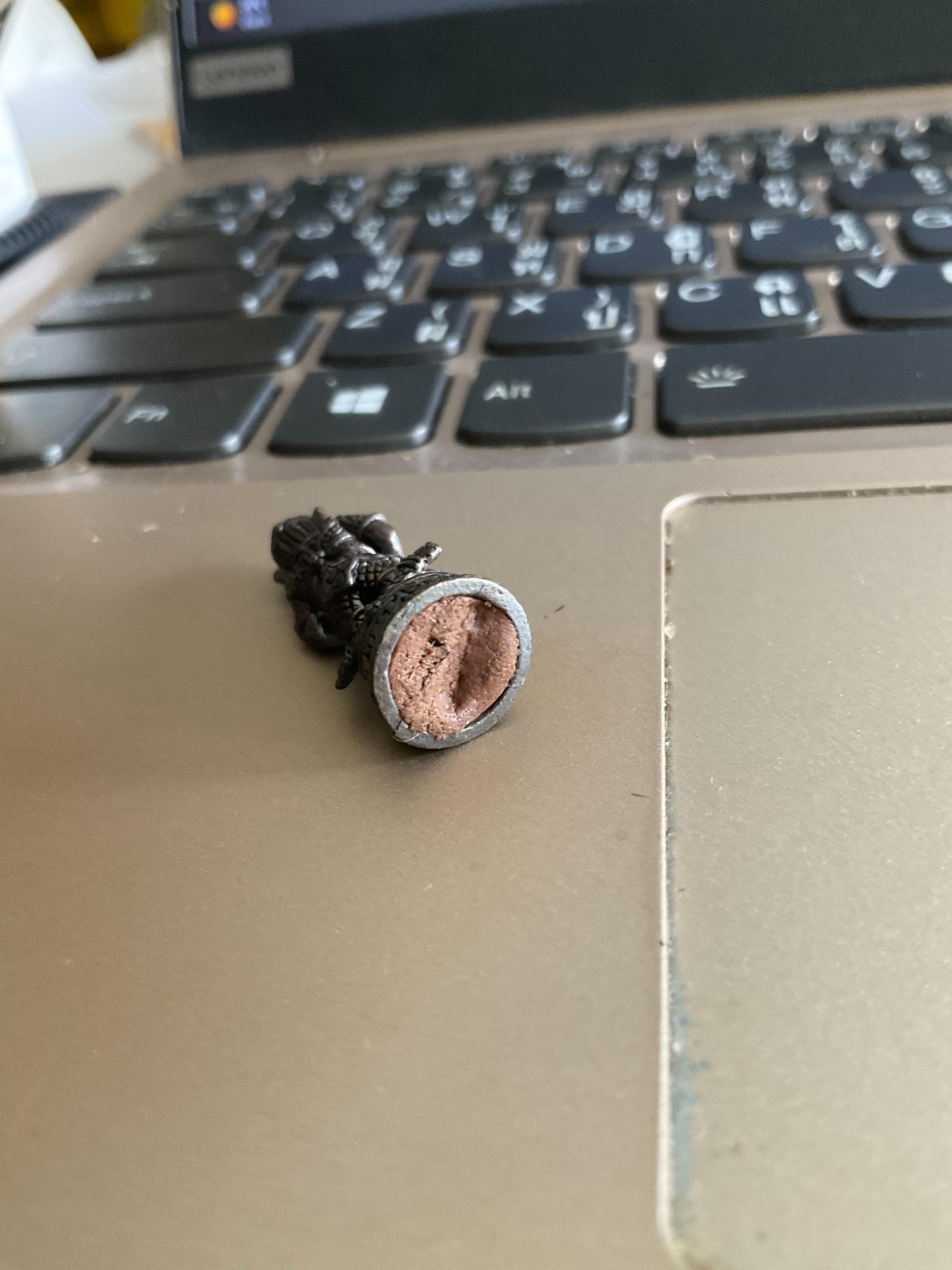 ท้าวเวสสุวรรณ ใต้ฐานอุดมวลสาร หลวงปู่หงษ์ สุสานทุ่งมน