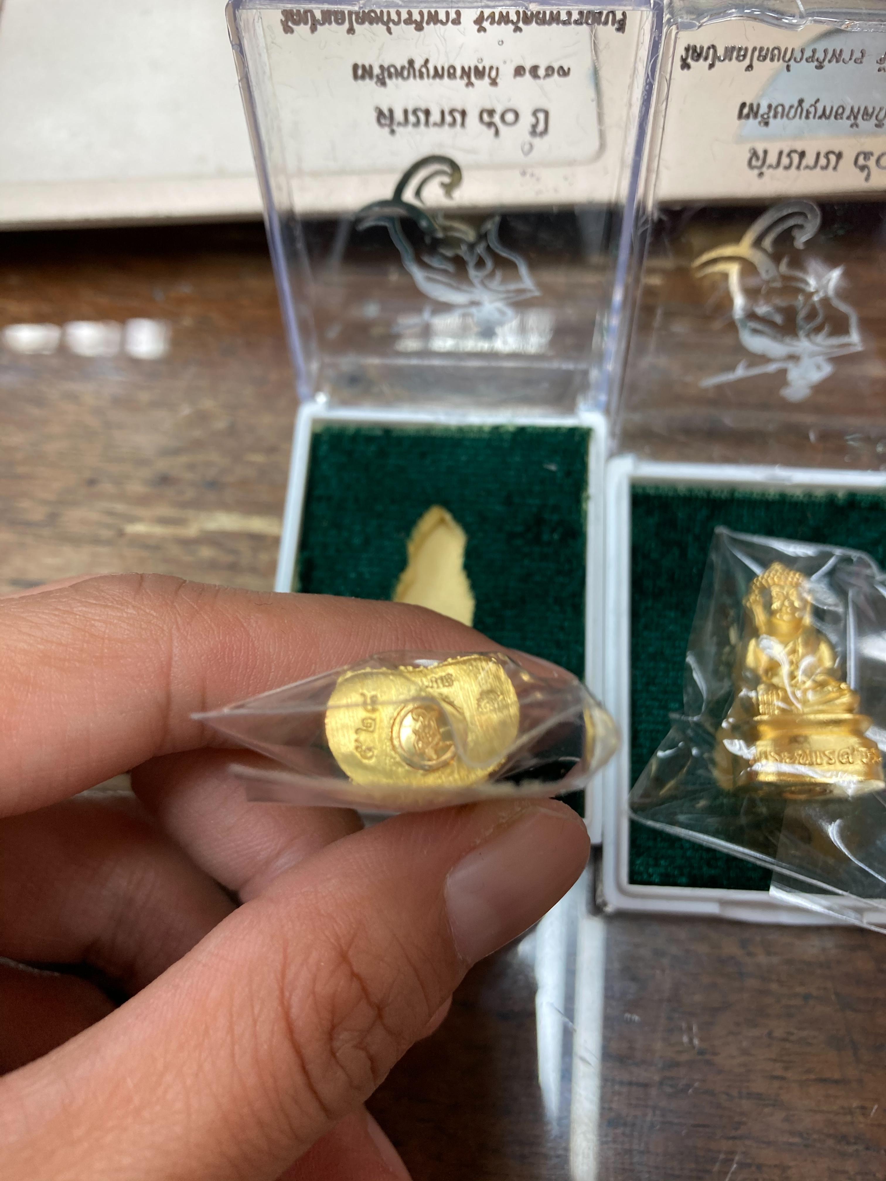 พระกริ่งนเรศวร กะไหล่ทอง ติดทับทิมแท้พิธีจักรพรรดิที่กรอบเงินลงยา (กรรมการสร้างน้อย) ตำนาน 50 ปี ยุทธหัตถี ปี 63