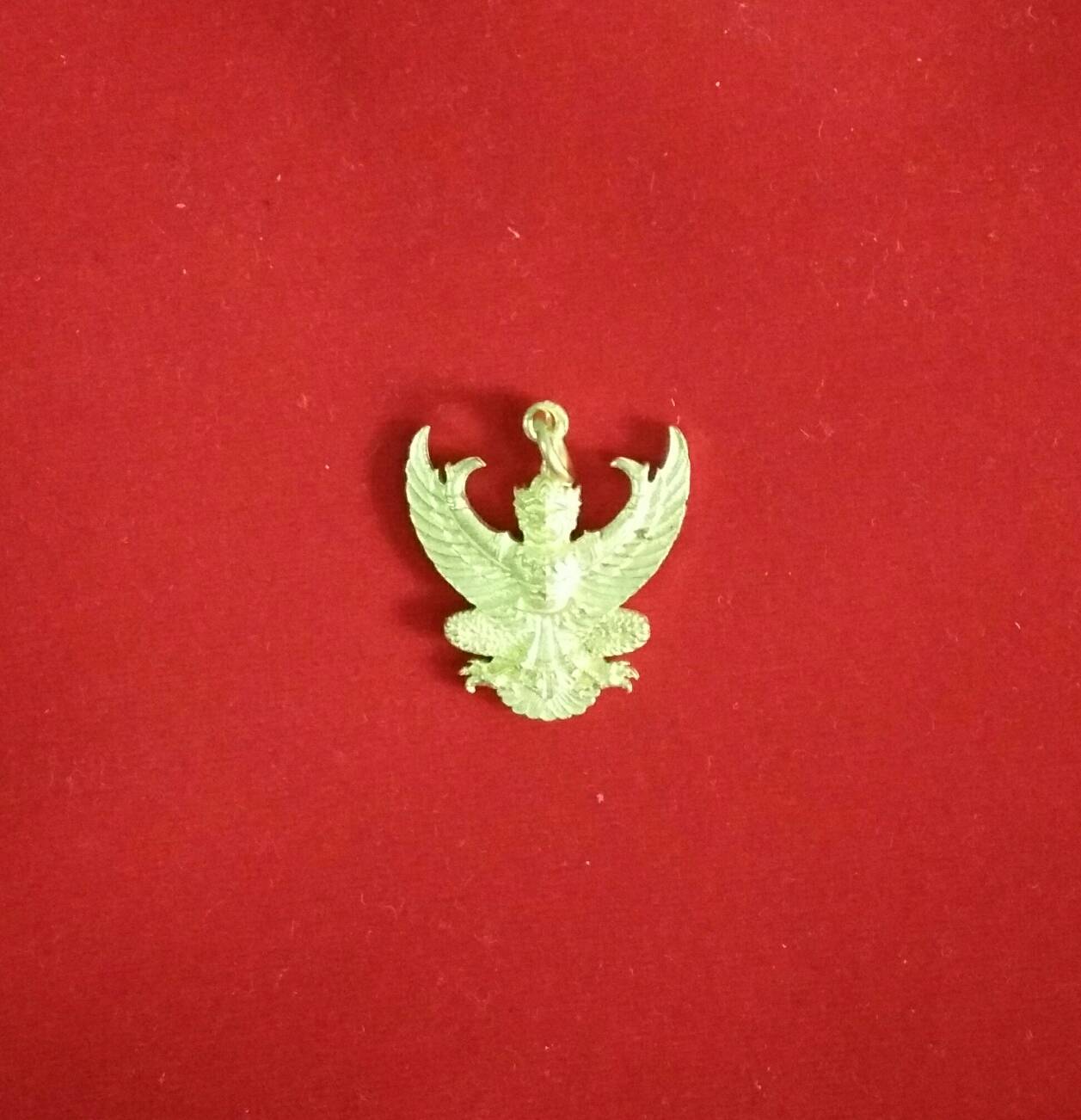 จี้ครุฑ หลังยันต์ อ.วราห์ วัดโพธิทอง (กะไหล่ทอง) ขนาด 3 ซม.