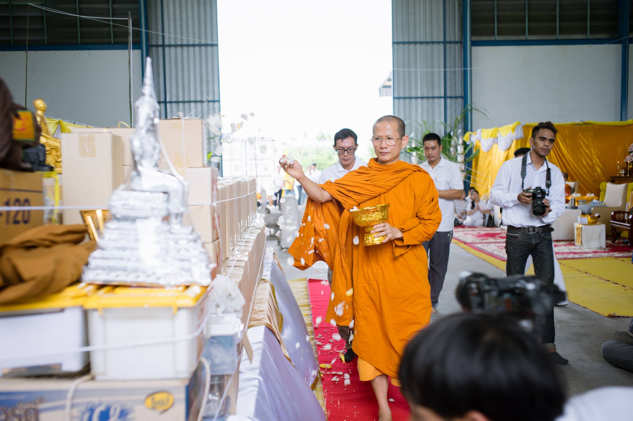 หลวงปู่เทพโลกอุดร อาศรมศรีชัยรัตนโคตร ฐาน 1 ซ.ม. ชุบทอง