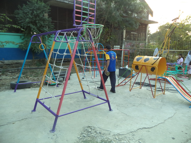 รหัส PG ผลงานติดตั้ง (ตลาด อ.ต.ก.จตุจักร กทม.) เครื่องเล่นสนามกลางแจ้งสำหรับเด็ก