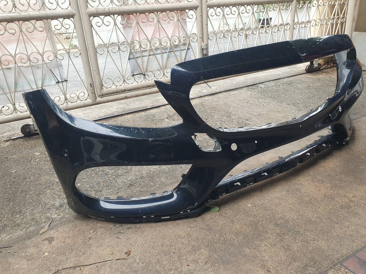 กันชนหน้า มือสอง Benz W205 A2058850925 สีเทา หูครบ ไม่ฉีกขาด ขายตามสภาพ