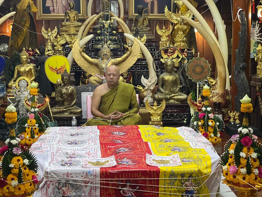 ผ้ายันต์พญาครุฑ 10x12" หลวงพ่อวราห์ ไหว้ครู ปี 64