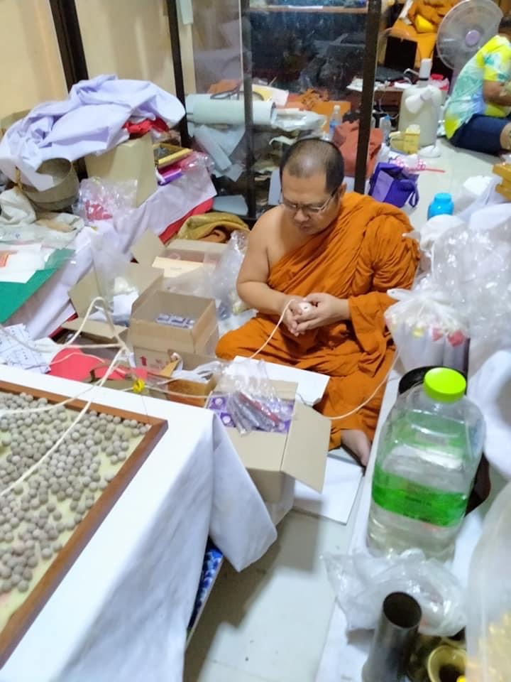 ลูกอมชาตรีมหาระงับ เลี่ยมกันน้ำ (ผสมเกศาครู) วัดบึงลาดสวาย ลพ.เล็กเสก พิธีมหาระงับ ไพรีพินาศ