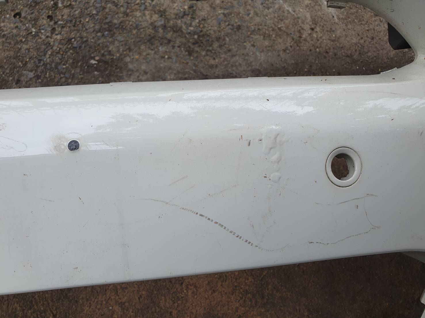 กันชนหน้า มือสอง BMW F25 สีขาว หูครบ ไม่ฉีกขาด ขายตามสภาพ