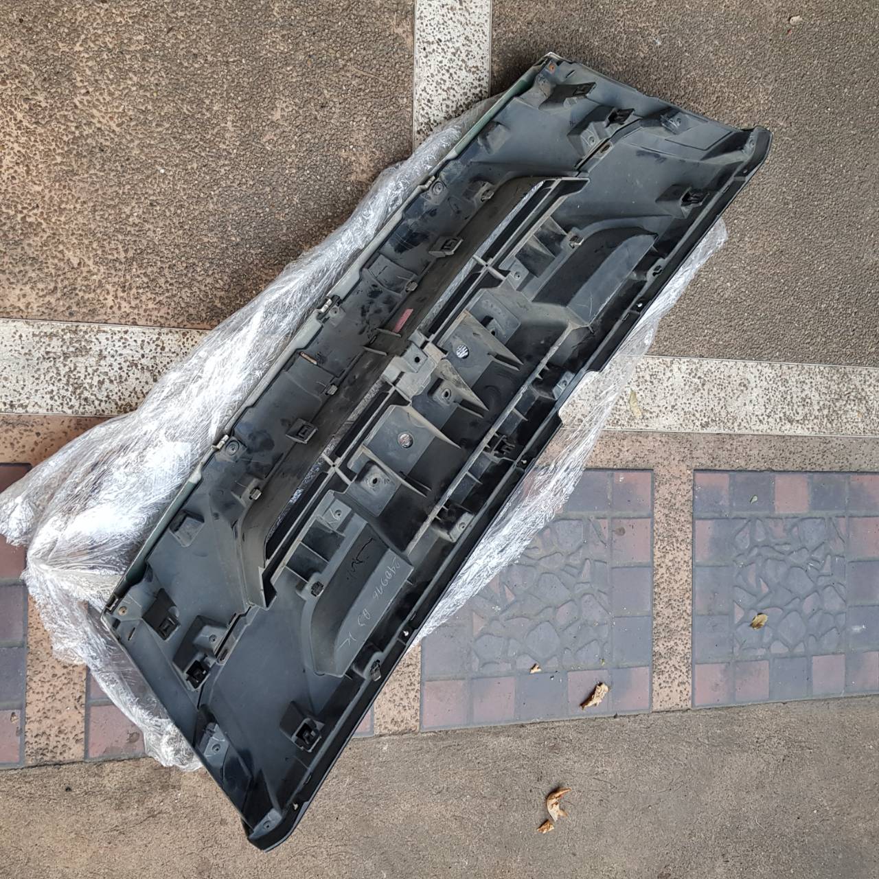 กระจังหน้า โครเมียม ISUZU DMAX ปี 2017(มือสอง) 1000 บาท และ โลโก้ ISUZU สีแดงพื้นดำ(ของใหม่)500 บาท