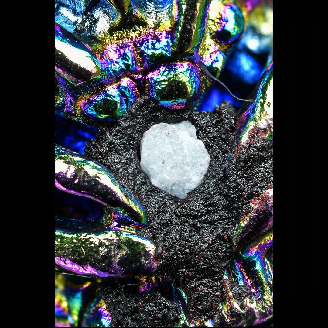 แมลงภู่คำ เลี่ยมน้ำมันว่านมหาเสน่ห์พญาไก่แดงของครูบาออ