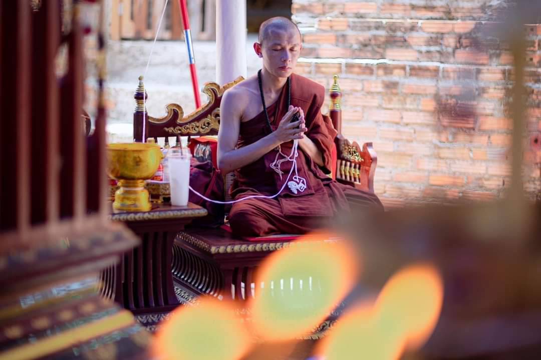 รูปเหมือนหลวงปู่ดู่ พรหมปัญโญ no.223 หน้าตัก 3 นิ้ว อิริยาบถเจริญพระกรรมฐาน