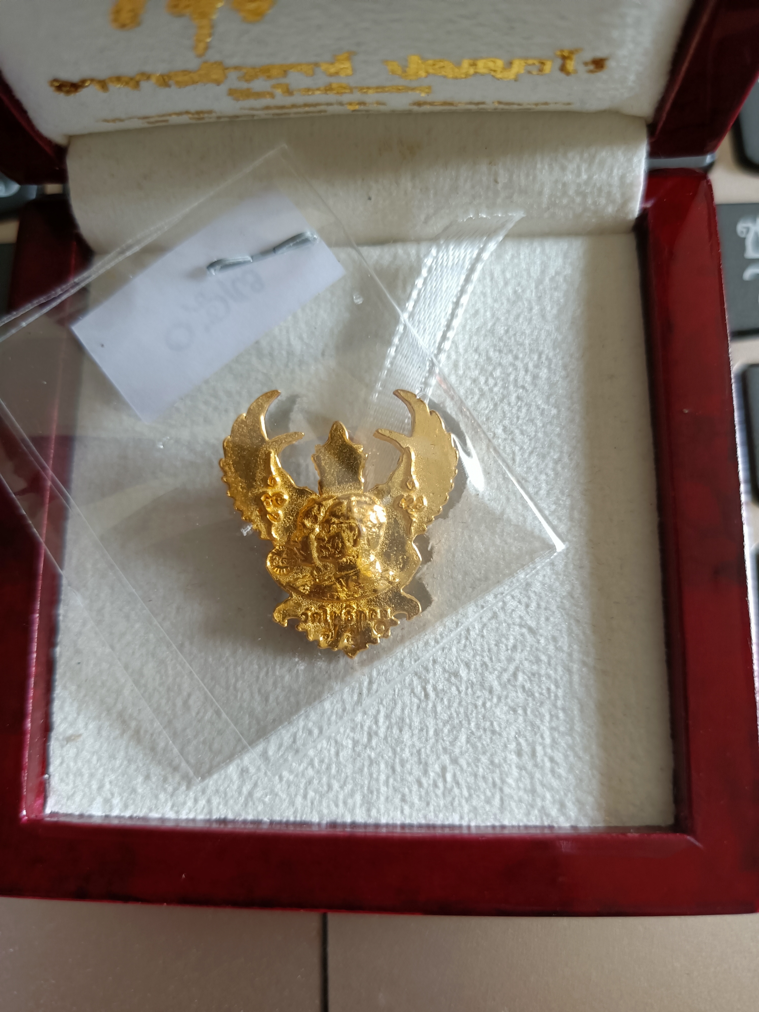 ครุฑทองคำลงยา (พิมพ์เล็ก) No.๗๕๐ รุ่น เจริญพร พระอาจารย์วราห์ ปี 64