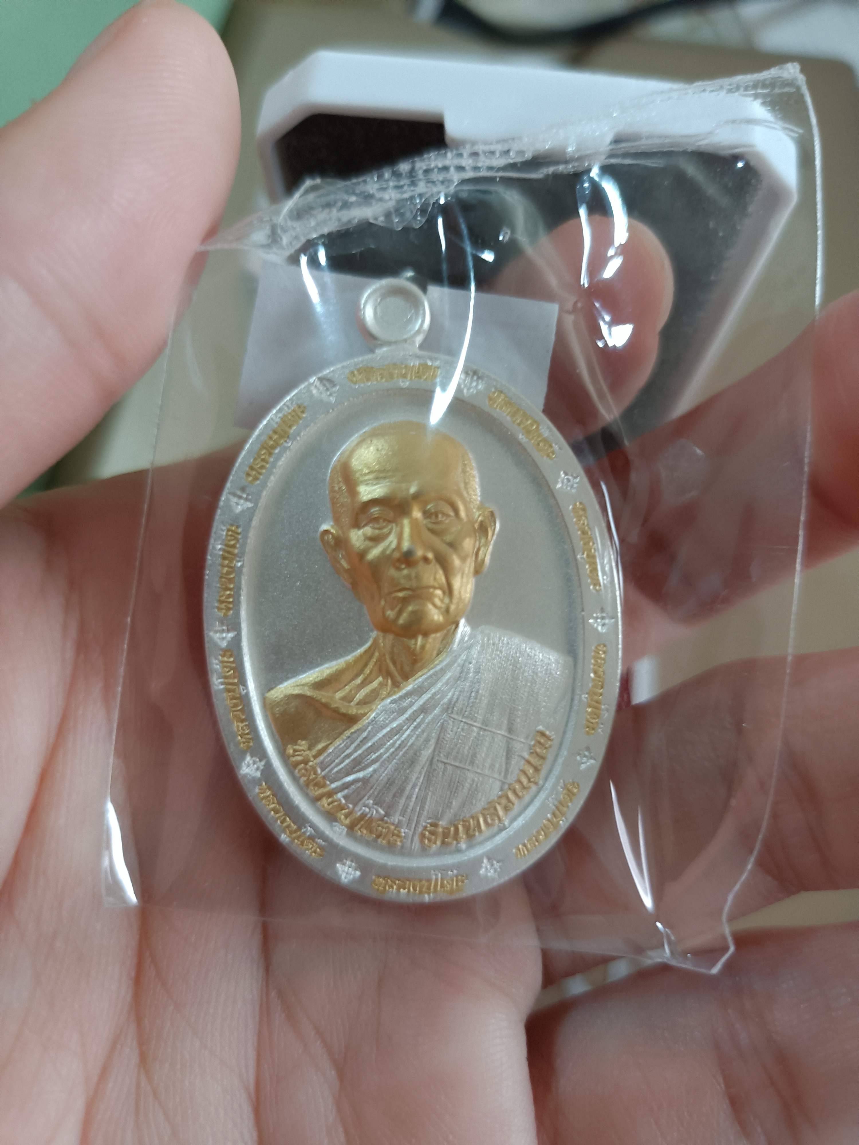 เหรียญหลวงปู่โต๊ะเนื้อเงินลงยาแดงหน้ากากทองคำ no.๒๖ (1 ใน 136 องค์) รุ่น ซื้อที่ดิน (ลป.โต๊ะสงเคราะห์ในพิธี) หลวงพ่อเล็กพุทธาภิเษก