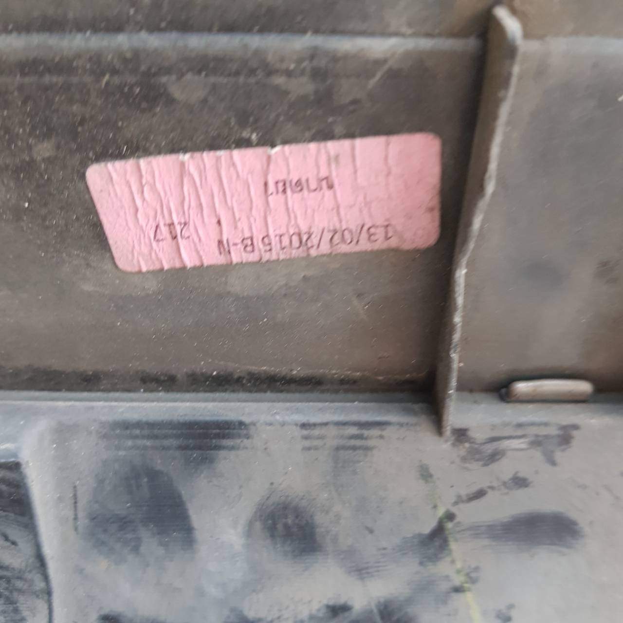 กระจังหน้า โครเมียม ISUZU DMAX ปี 2017(มือสอง) 1000 บาท และ โลโก้ ISUZU สีแดงพื้นดำ(ของใหม่)500 บาท