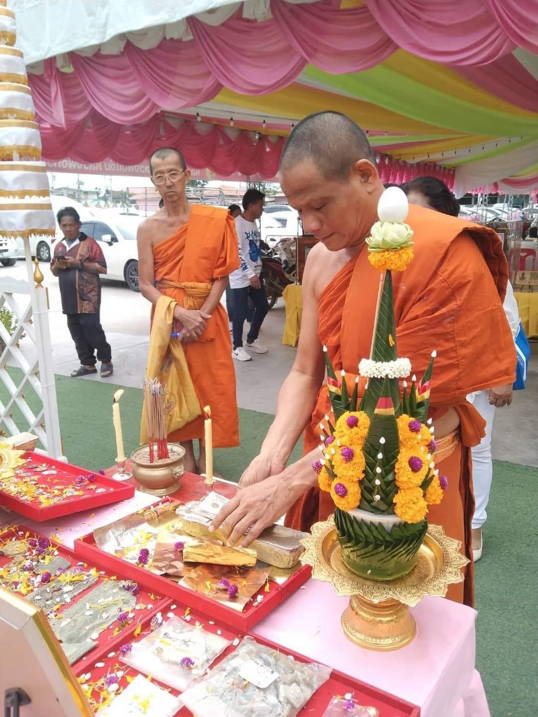 หลวงพ่อกวย ตะกั่วหน้ากากทองคำ 2 ด้าน นำฤกษ์ เกจิในพิธีจารหน้าหลังเต็มเหรียญ รุ่น คู่บารมี ลป.ศิลา ลพ.สุริยันต์ พอจ.ต้อม เสกวาระแรก