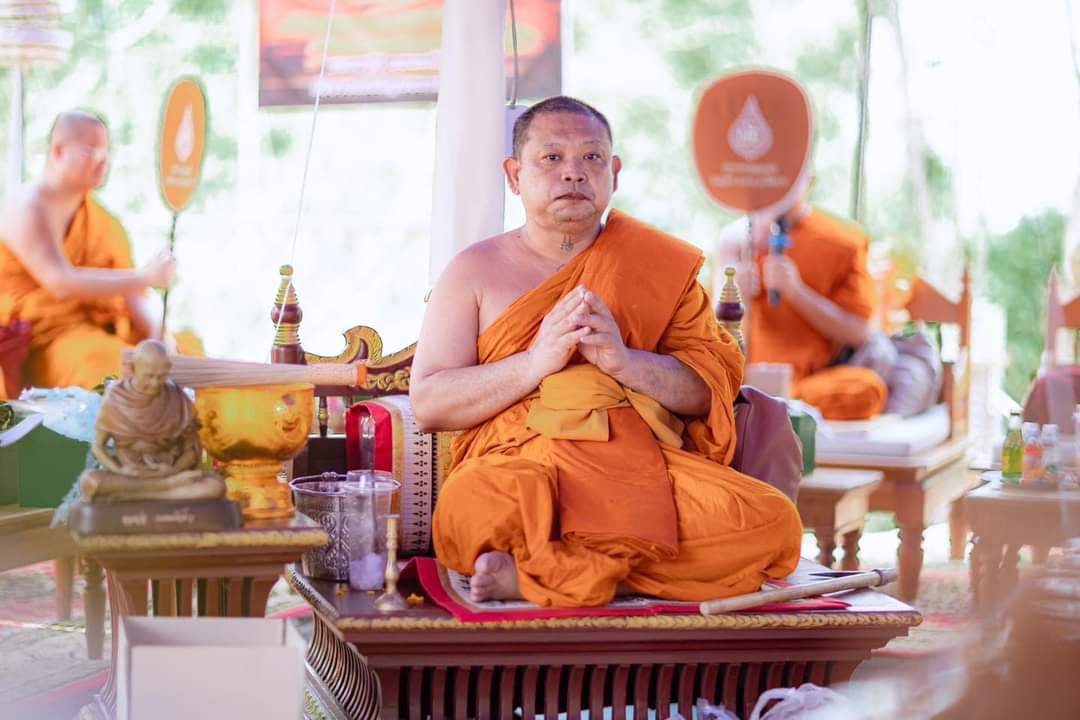 รูปเหมือนหลวงปู่ดู่ พรหมปัญโญ no.223 หน้าตัก 3 นิ้ว อิริยาบถเจริญพระกรรมฐาน