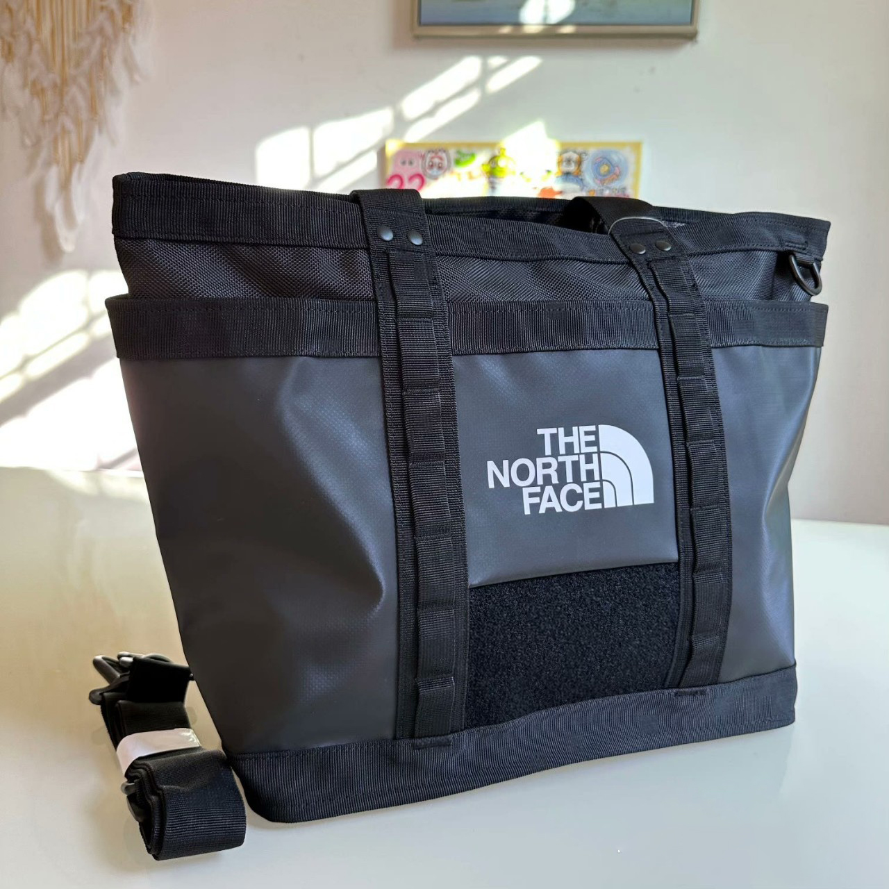 กระเป๋า The North Face Explorer Utility Tote สามารถใช้เป้นกระเป่าสะพาย หรือกระเป๋าถือได้ ของใหม่ ของแท้ พร้อมส่งจากไทย