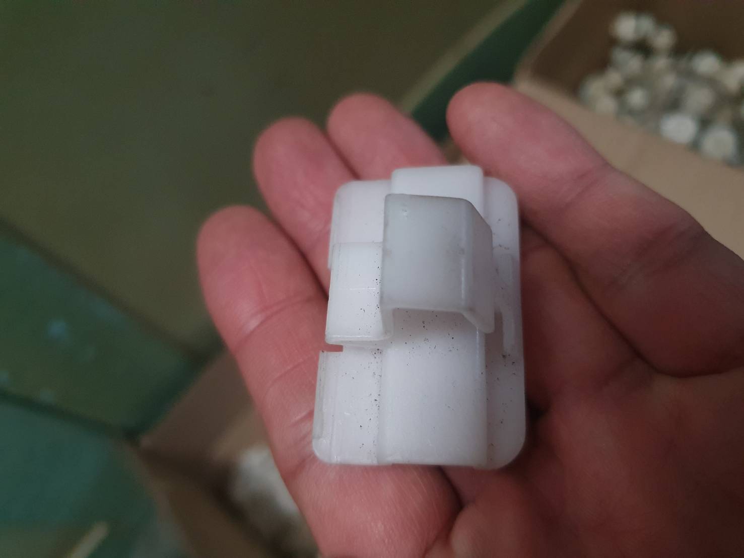 ตัวยึด มือสอง Benz มีหลายชิ้น หลายแบบ ตามรูป ชิ้นละ 10 บาท