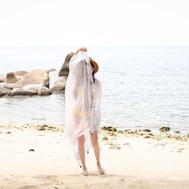 ผ้าชายหาด/ผ้าคลุมไหล่/ผ้าคลุมชุดว่ายน้ำ/ผ้าพันคอ แฟชั่น ผืนใหญ่ สำหรับหน้าร้อนพื้นขาว ขอบลายใบไม้น้ำเงิน