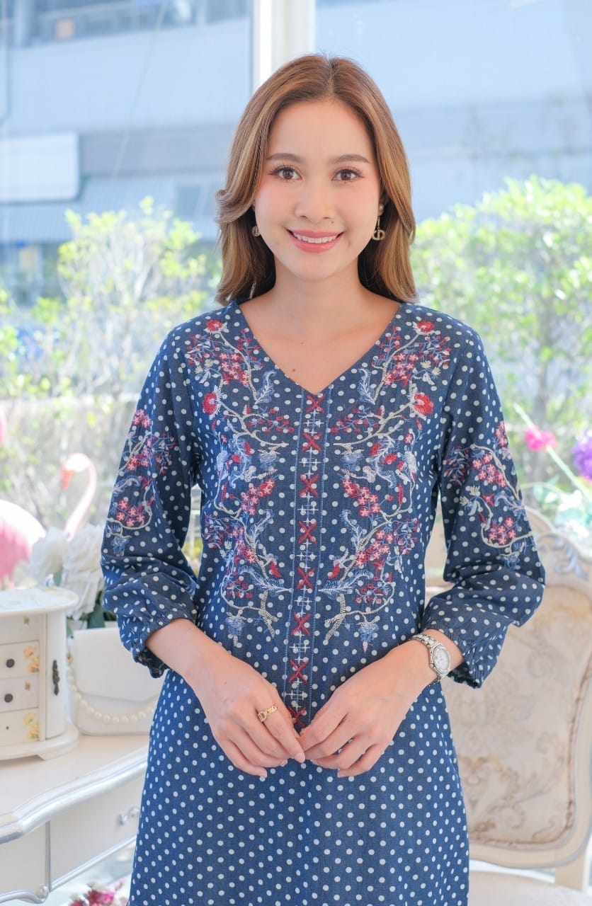 เดรสยีนส์ #8348 ชุดยีนส์สวยหรู ผ้าเนื้อนิ่มไม่หนาไม่บางใส่สบาย พิมพ์ลายพร้อมปักลายสวยมาก แบบสวยใส่ได้หลายโอกาส