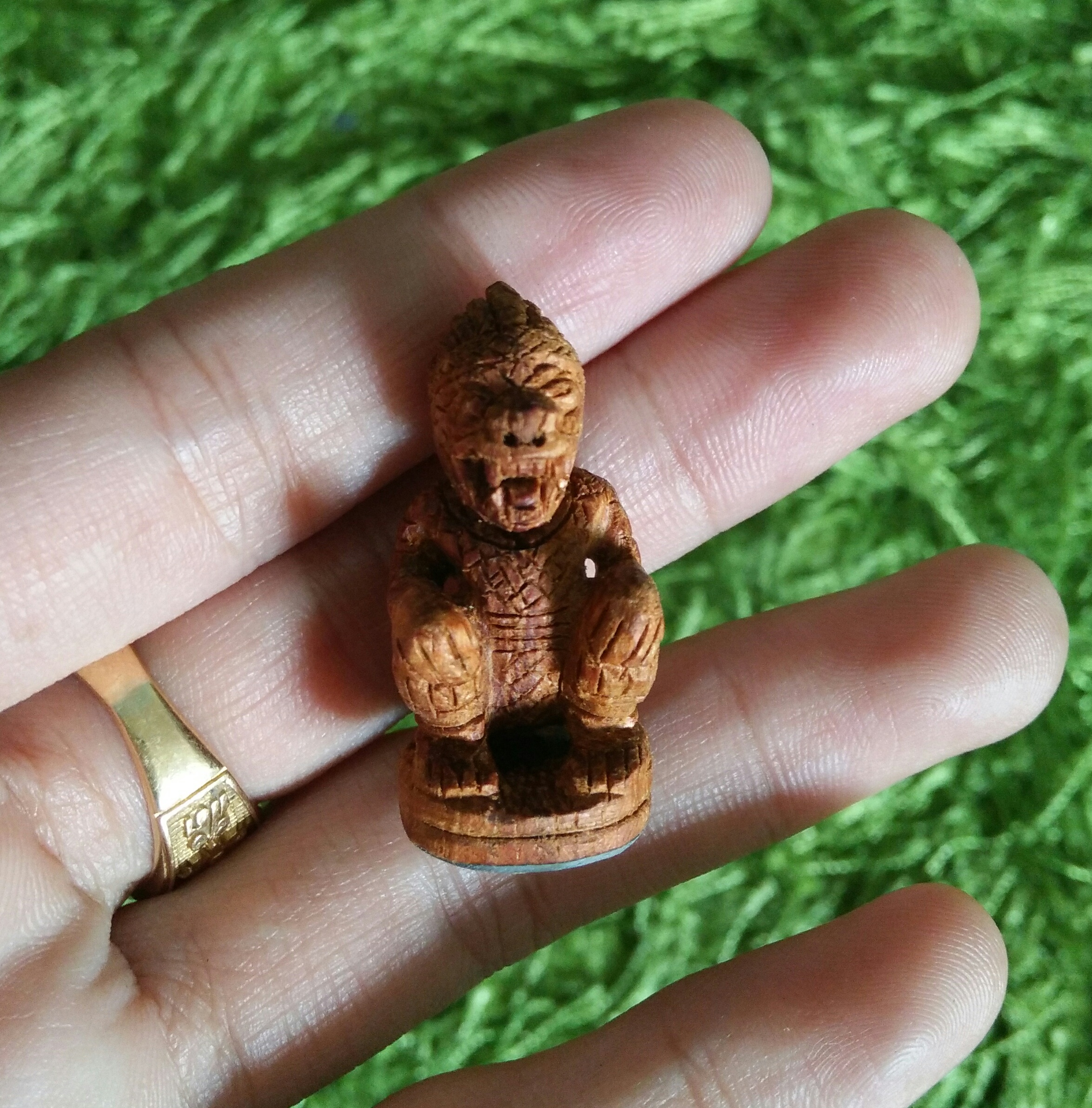 หนุมานไม้ขนุนแกะ No.375 หลวงปู่วาส วัดสะพานสูง (เลี่ยมพลาสติก) เลี่ยมตลับเงิน ไม่มีซองเดิม