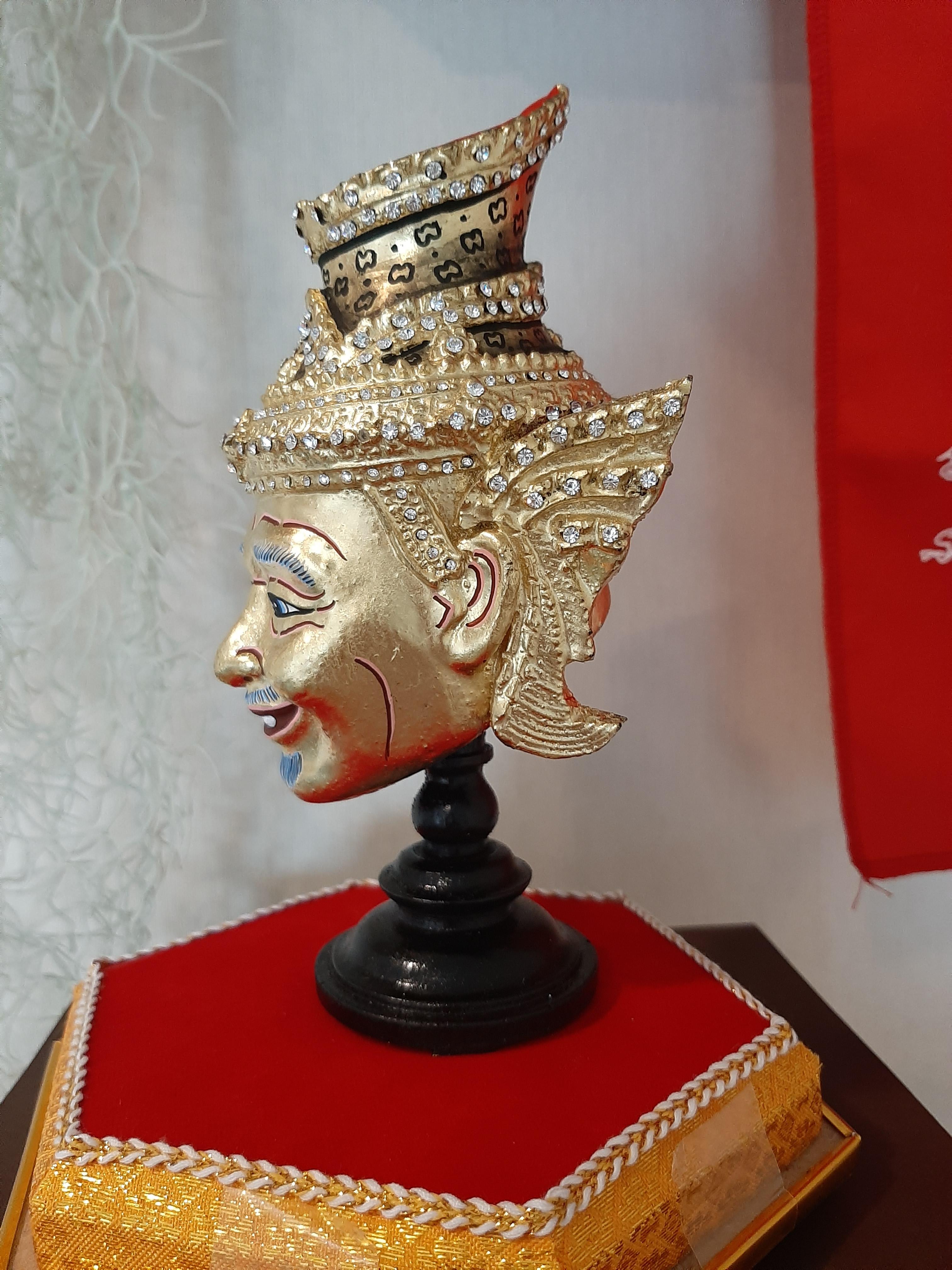 เศียรปู่แก่ประดับคริสตัสแท้ เข้าพิธีสวดคาถาเงินล้าน 108 จบ