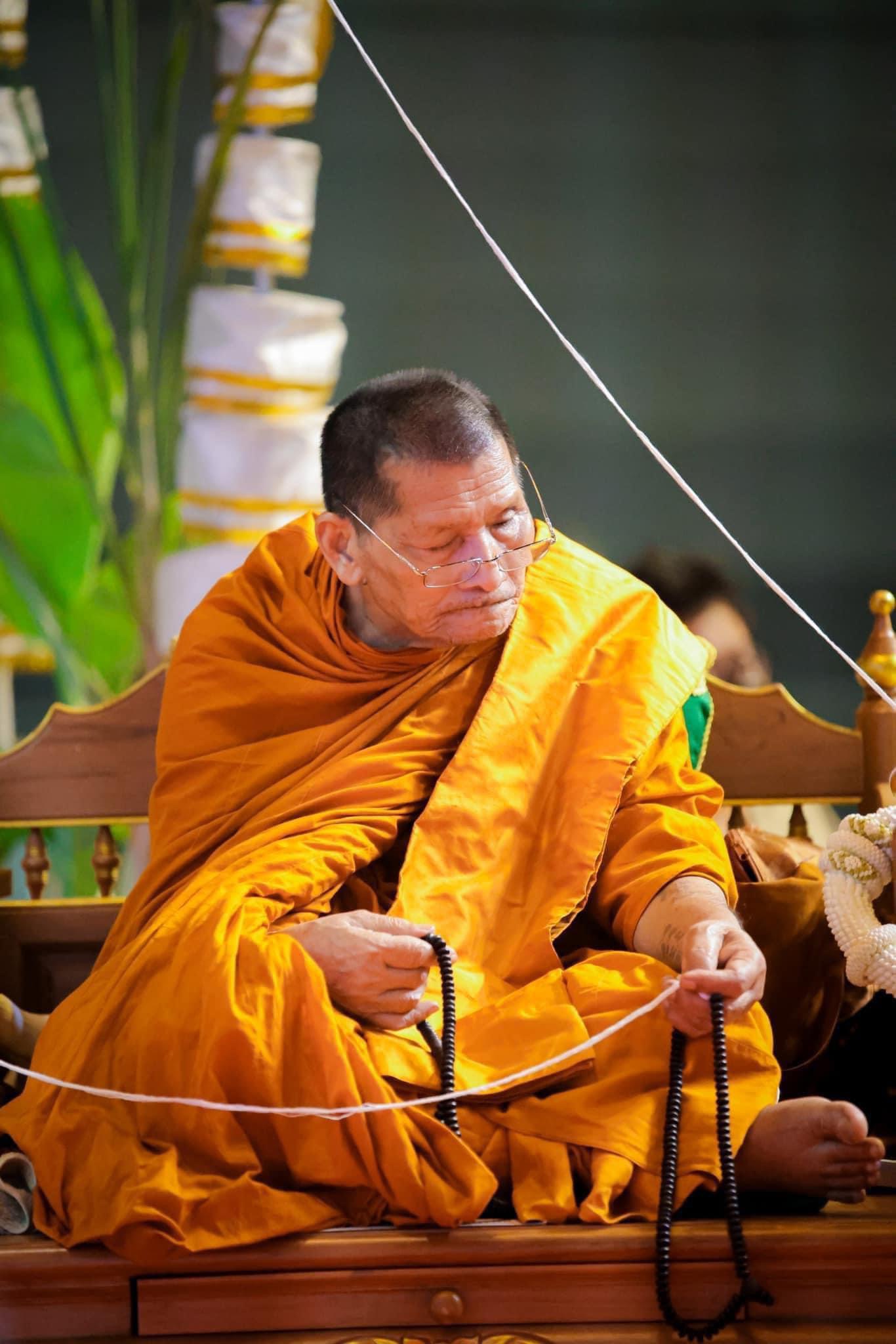 เหรียญกันชง 8 ทิศ เนื้อเงินลงยา หลังเสือคาบดาบ ลป.ศิลา พิธีเหนือดวง 2