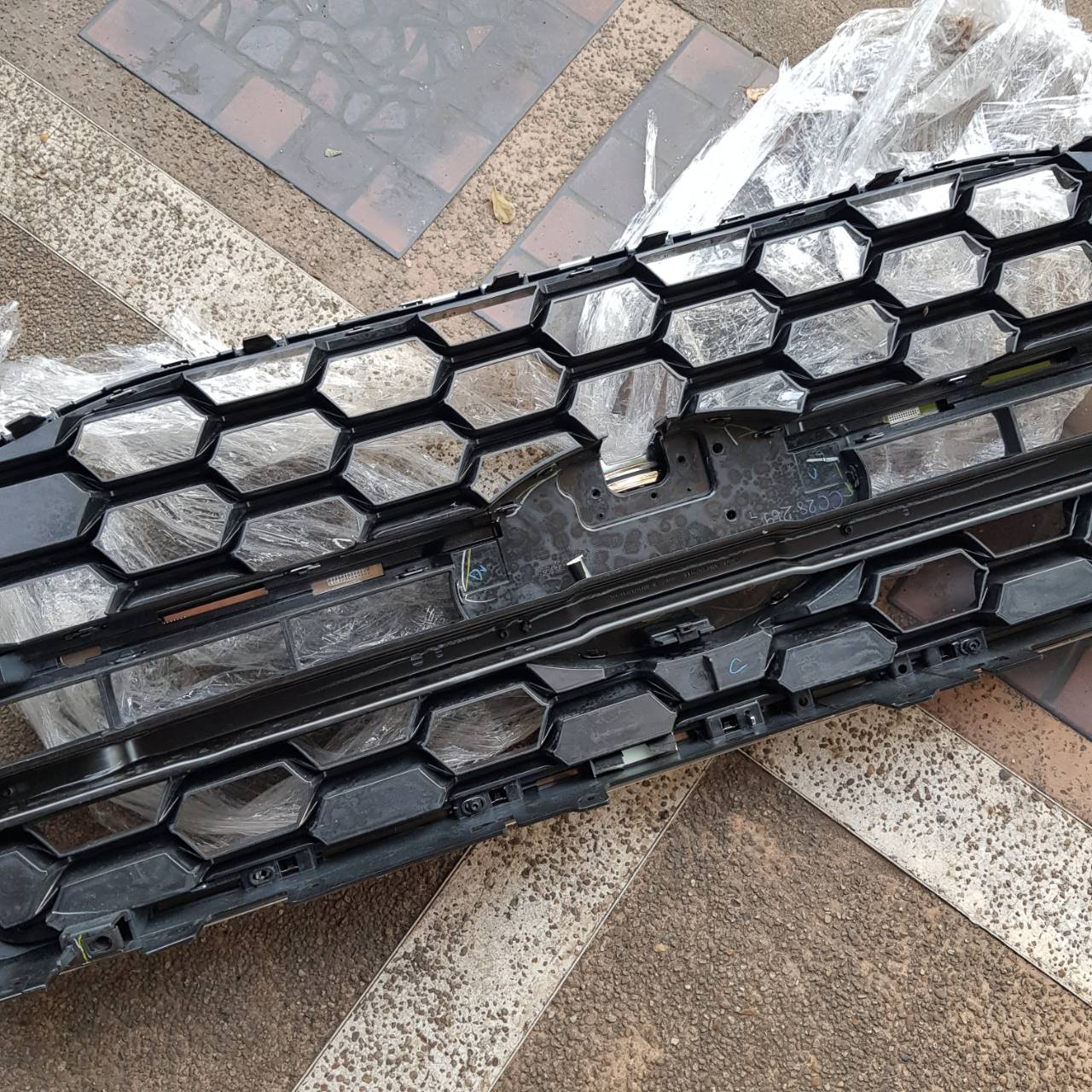 กระจังหน้า Ford Everest Next Gen ปี 2022 สีเงินโครเมียม รุ่นไม่มีกล้อง(มือสอง)