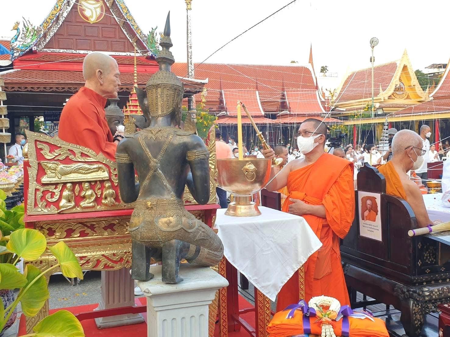หลวงพ่อโต ๒๐ นิ้ว รมดำ สร้าง ๙๙ องค์ รุ่น พุทธคูณทวี วัดอินทรวิหาร ลพ.เล็ก ร่วมเสก