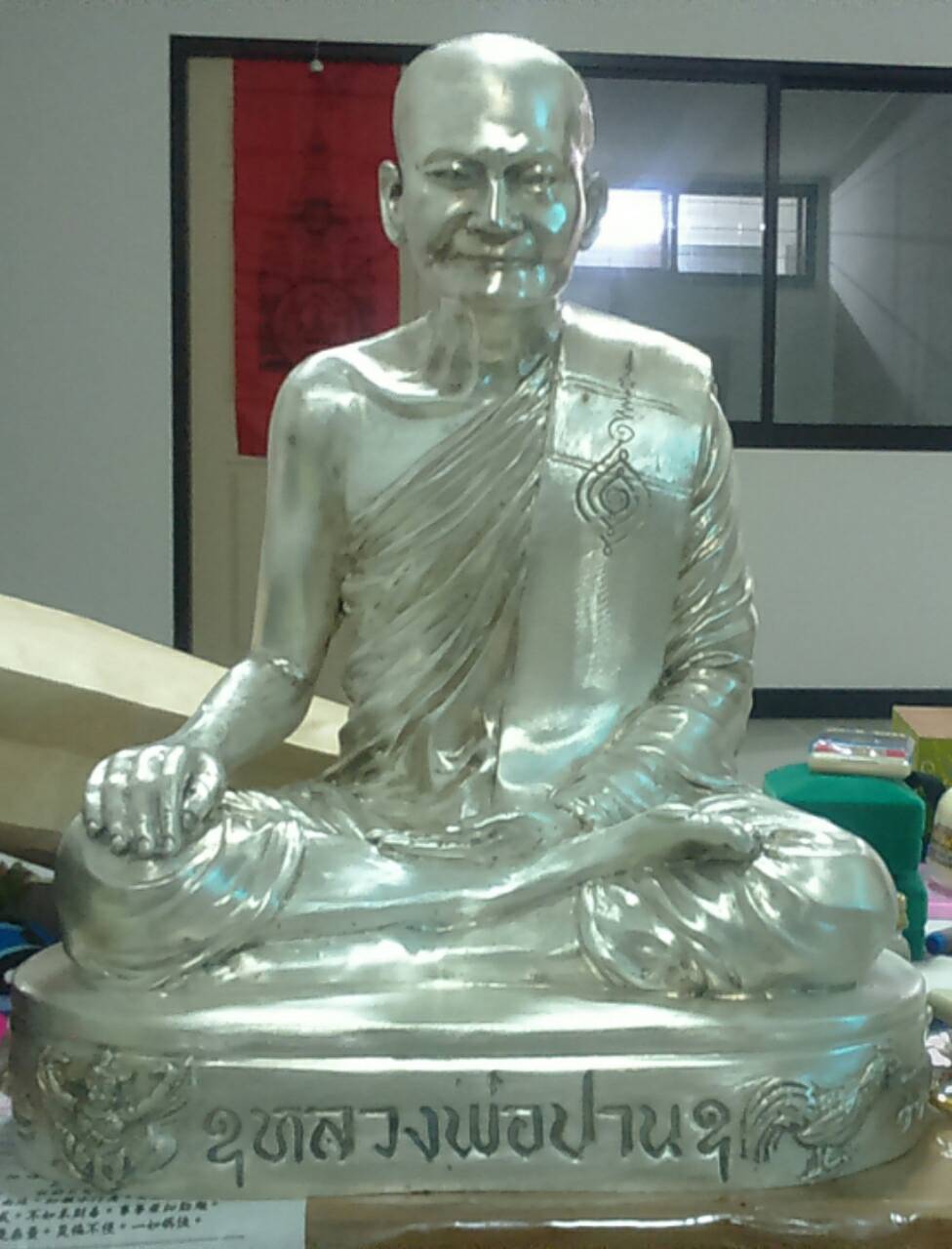 รูปหล่อองค์ลอยหลวงปู่ปานยิ้มรับทรัพย์ วัดศาลพันท้ายนรสิงห์ ปี 58
