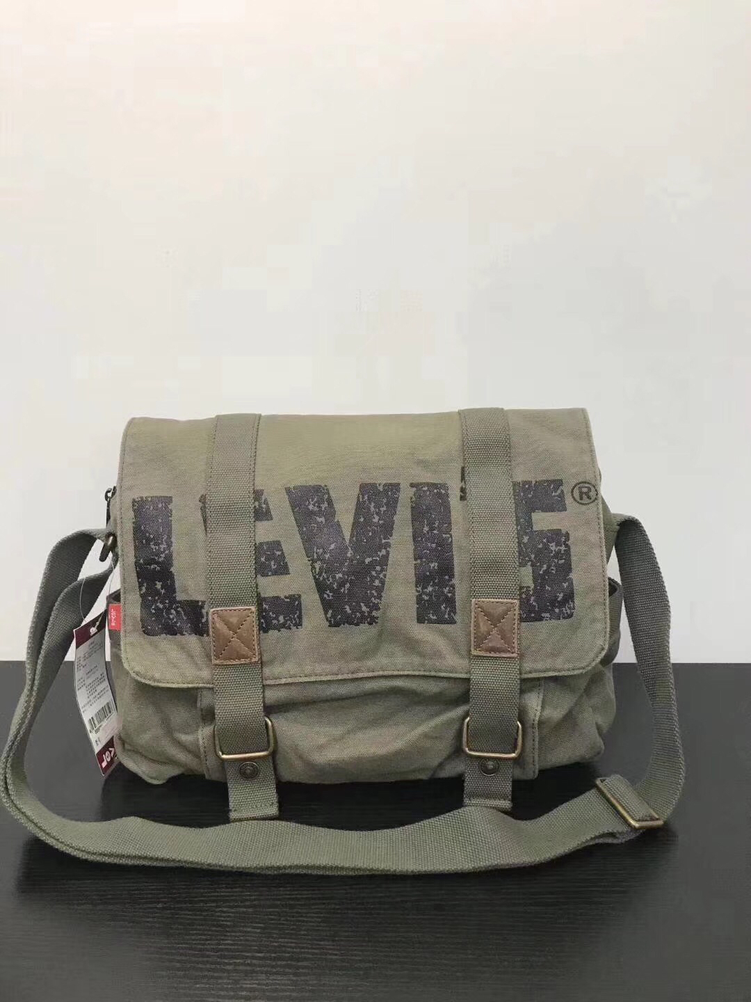 กระเป๋าสะพายข้าง Levi's Vintage Messenger Bag ของใหม่ ของแท้ พร้อมส่งจากไทย กระเป๋าลีวายส์ กระเป๋าสะพายลีวายส์ กระเป๋าสะพายผู้ชาย