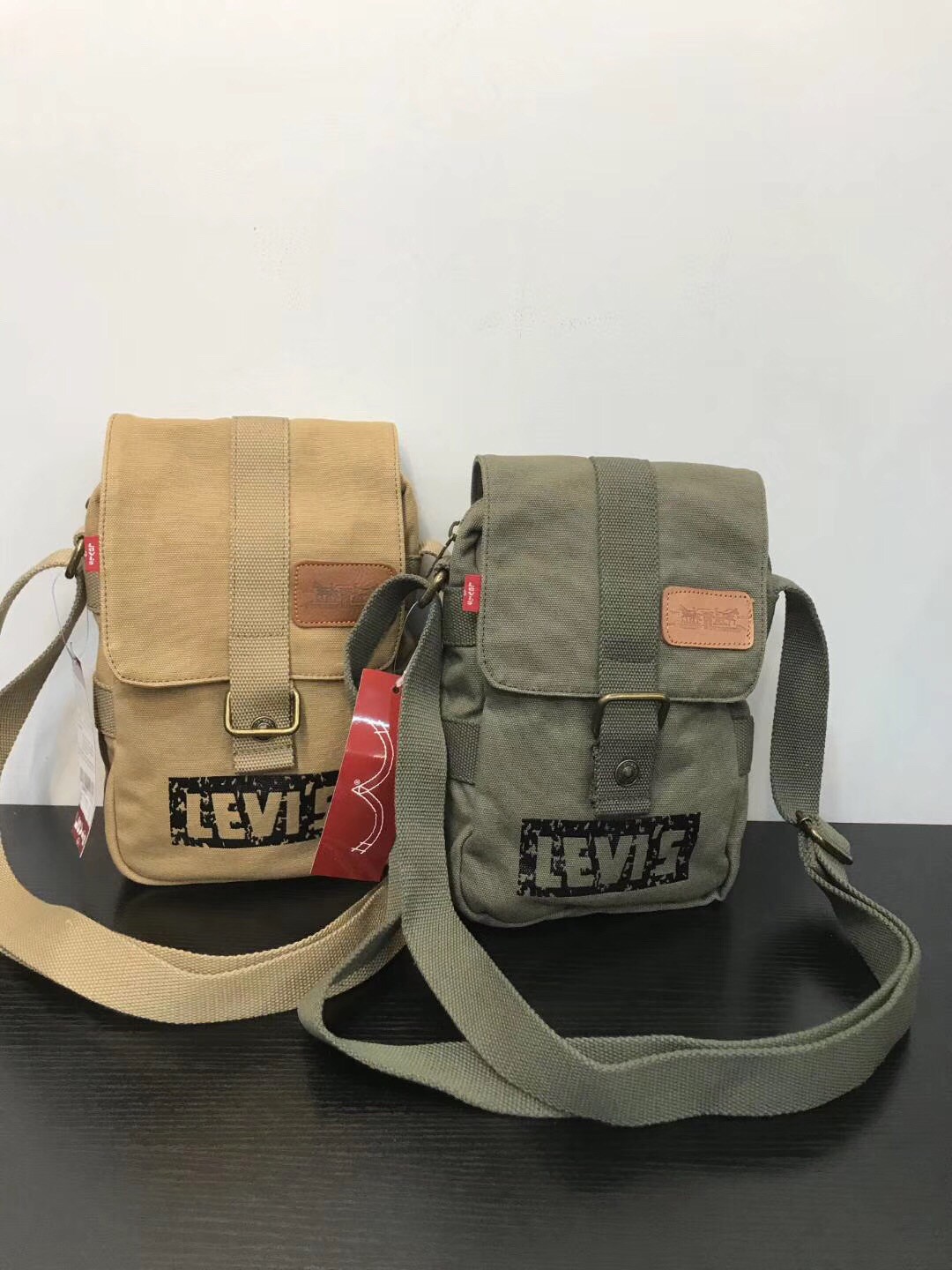 กระเป๋าสะพายข้าง Levi's Mini Messenger Bag ของใหม่ ของแท้ พร้อมส่งจากไทย กระเป๋าลีวายส์ กระเป๋าสะพายลีวายส์ กระเป๋าสะพายผู้ชาย