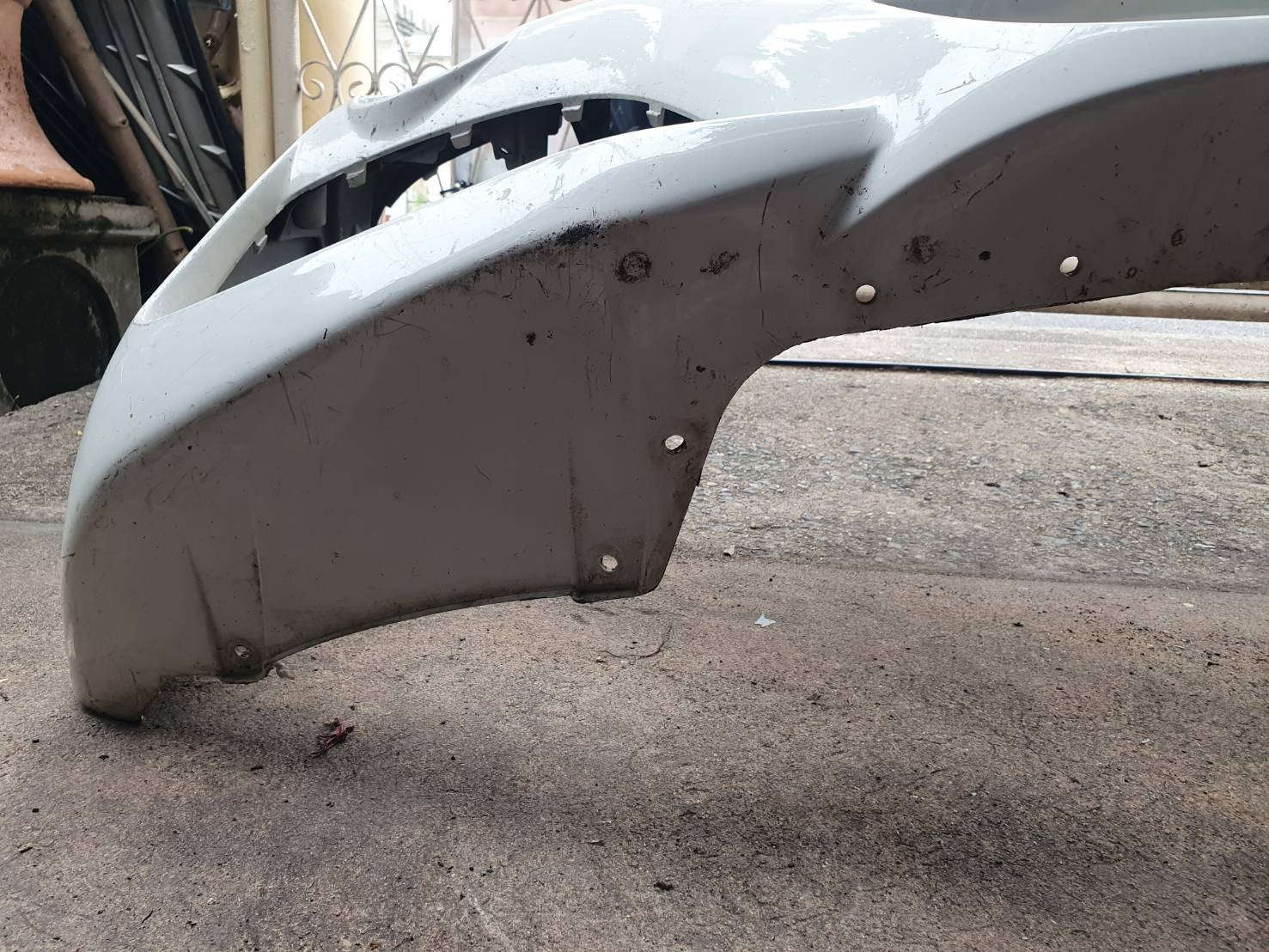 กันชนหน้า มือสอง BMW F25 สีขาว หูครบ ไม่ฉีกขาด ขายตามสภาพ