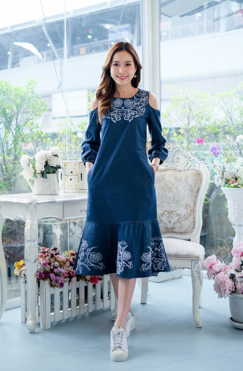 ชุดยีนส์ #8259 เดรสยีนส์ปักฉลุลายดอกไม้สวยหรู แบบสวยผลิตจากผ้ายีนส์เนื้อนิ่ม ใส่สบาย ใส่ได้หลายโอกาส