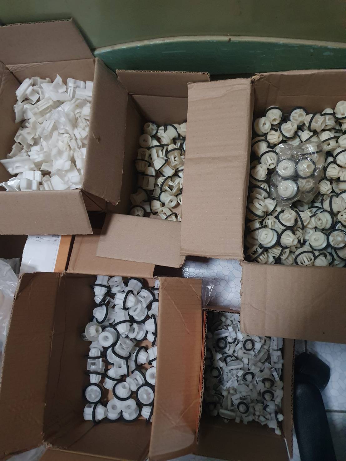 ตัวยึด มือสอง Benz มีหลายชิ้น หลายแบบ ตามรูป ชิ้นละ 10 บาท